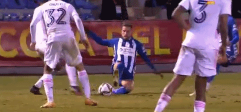 后卫关键拦截，守住关键领先