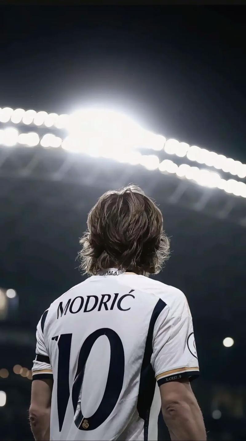 瓜帅：这是谢尔基第一次插花脚传中，他要学习梅西踢得更简洁