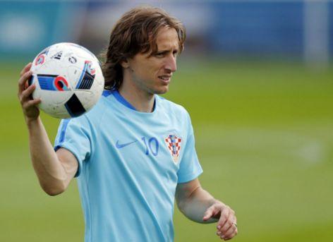 湖人进攻端配合流畅，失误率下降